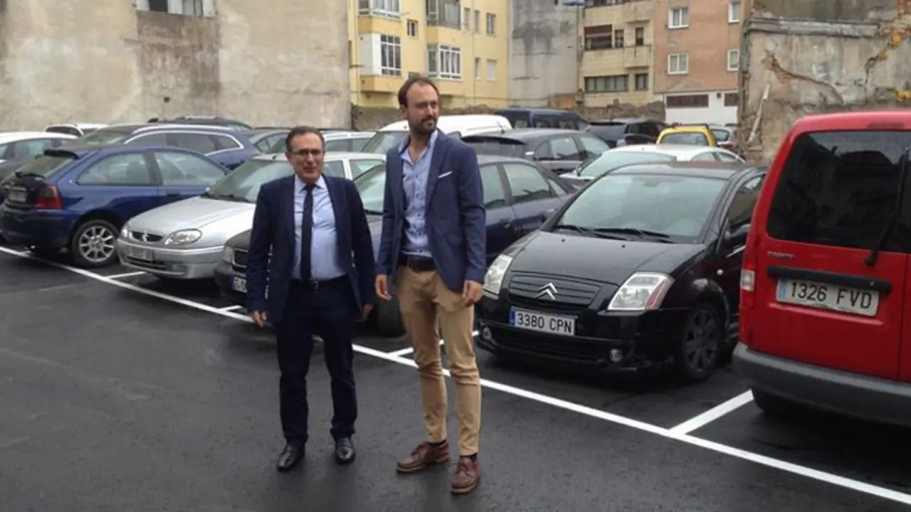 El alcalde de Torrelavega, Jos&eacute; Manuel Cruz Viadero, y el primer teniente de alcalde y concejal de Obras, Javier L&oacute;pez Estrada, se han acercado este viernes al aparcamiento para conocer de primera mano las actuaciones de asfaltado que se han llevado a cabo