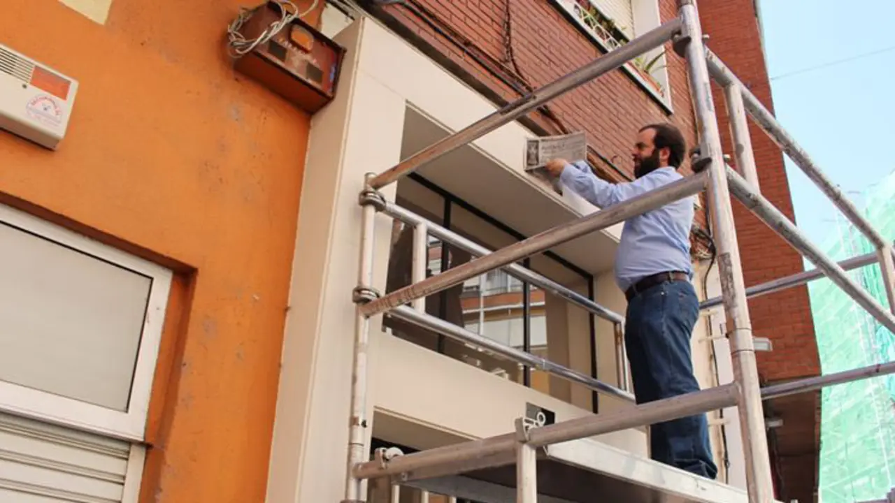 El concejal de Urbanismo, Jos&eacute; Otto Oyarbide, ha procedido este mi&eacute;rcoles a la retirada de la primera placa