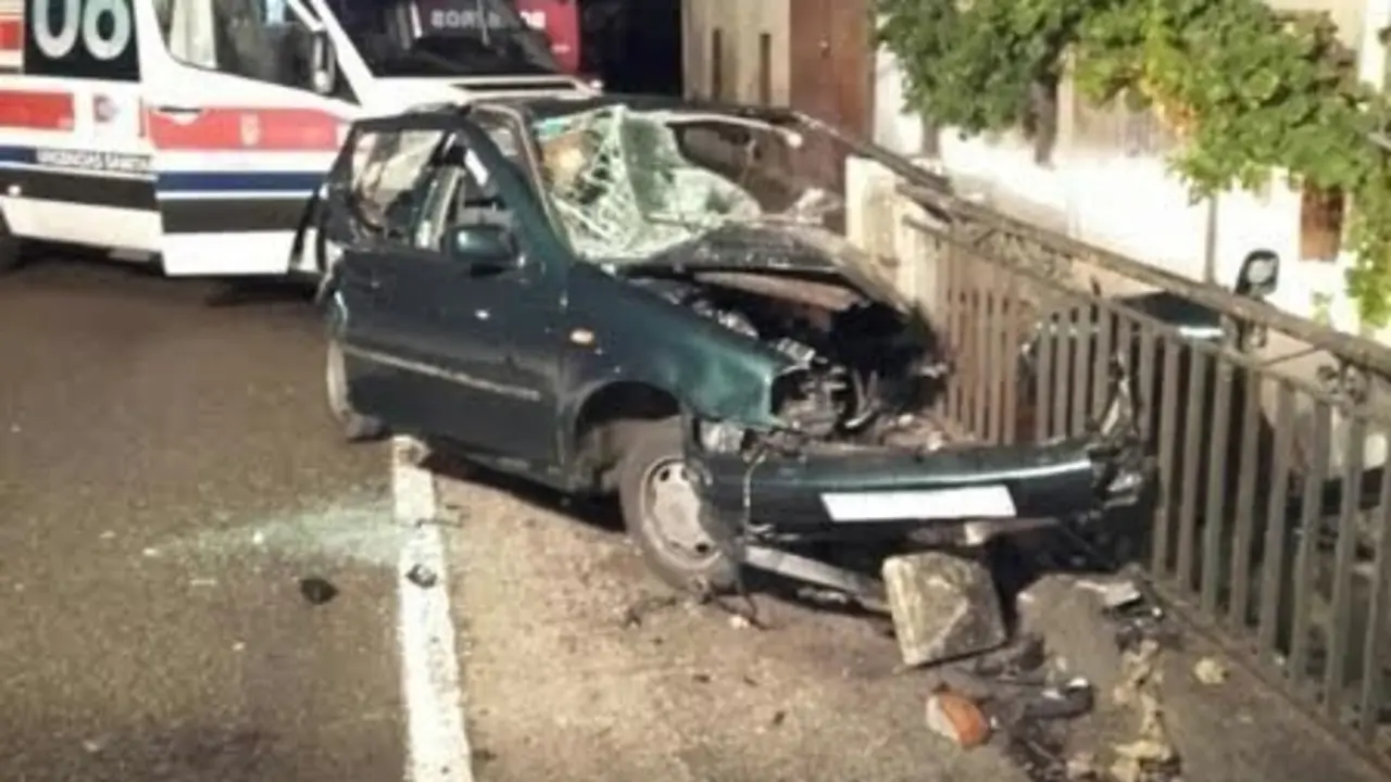 Una vez excarcelado, el joven ha sido sacado del habit&aacute;culo en tablero espinal y puesto a disposici&oacute;n de los sanitarios del 061