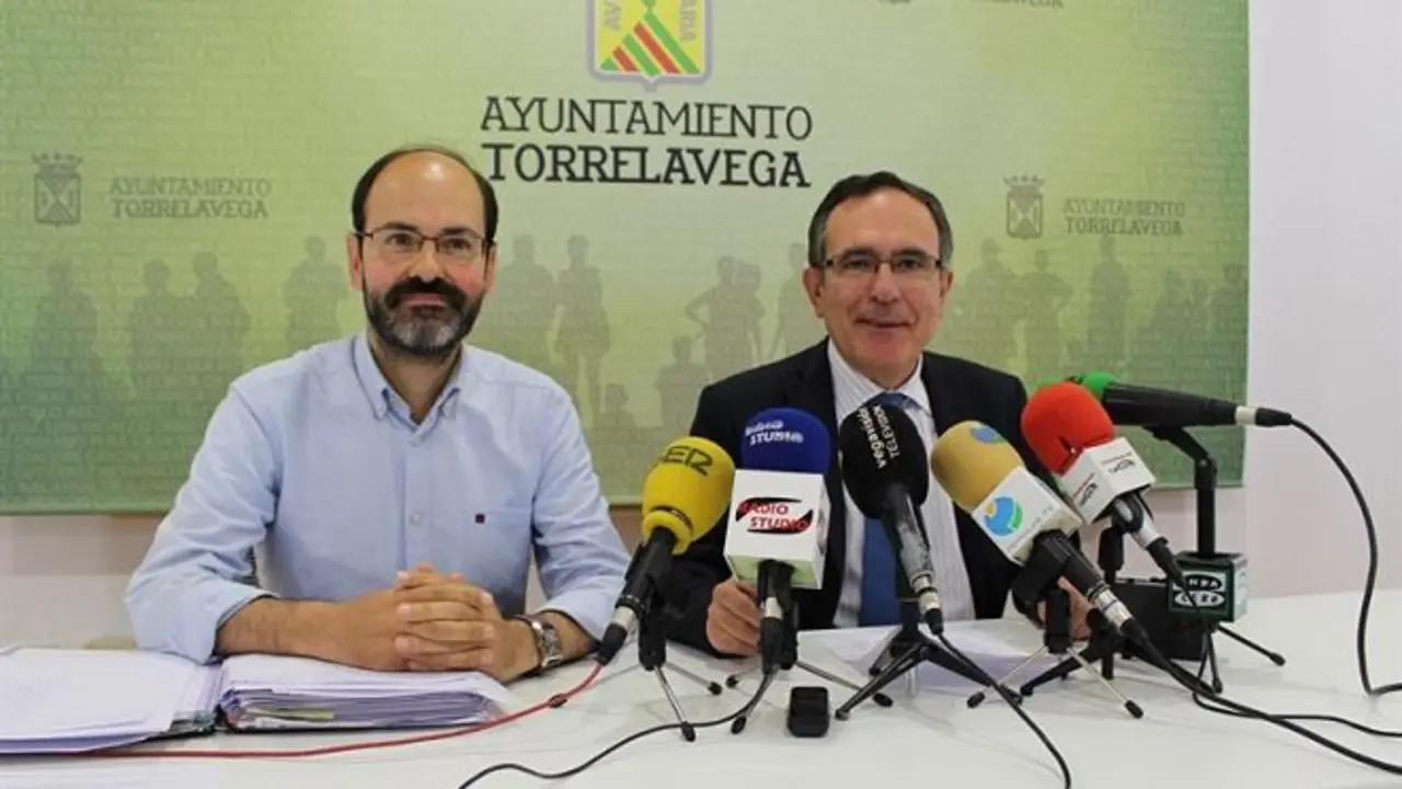 El alcalde de Torrelavega, Jos&eacute; Manuel Cruz Viadero, ha dado a conocer la OEP junto con el concejal de R&eacute;gimen Interno y Recursos Humanos, Jos&eacute; Luis Urraca
