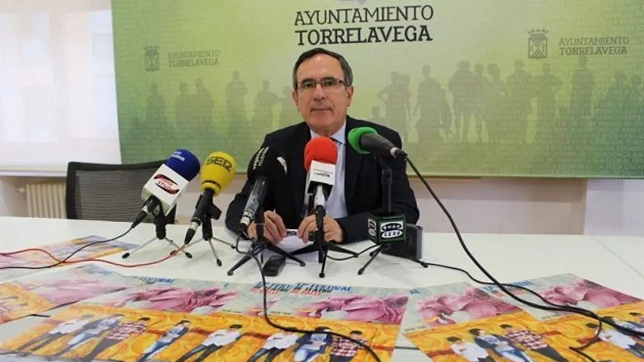 Presentaci&oacute;n en rueda de prensa del Festival de Calle por el alcalde, Jos&eacute; Manuel Cruz Viadero