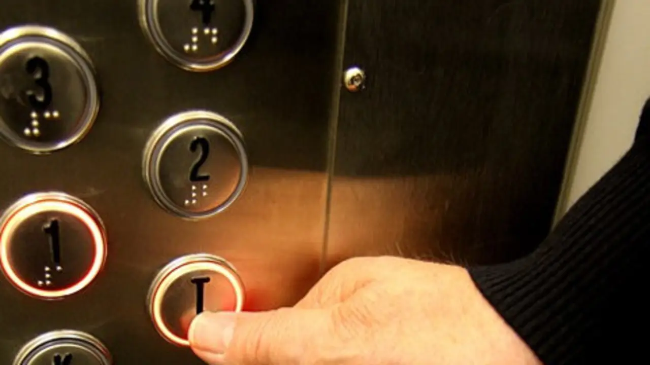 La mujer e qued&oacute; encerrada de forma fortuita en el interior de un ascensor en un inmueble de la calle Ruiz Zorrilla