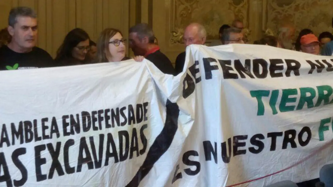 Los manifestantes de Las Excavadas est&aacute;n impidiendo que se desarrolle el pleno de Torrelavega