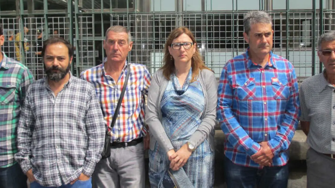 La Asamblea en Defensa de Las Excavadas poco antes de entrar en la reuni&oacute;n con el Presidente de Cantabria