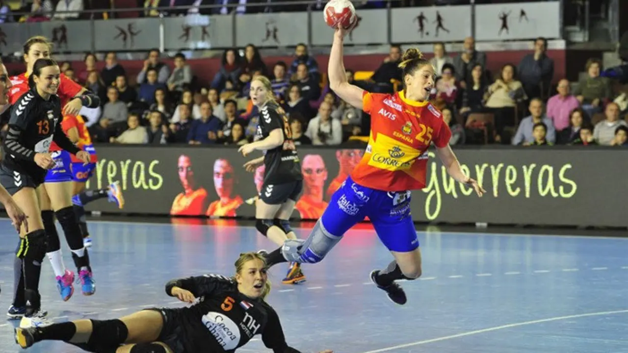 La Selecci&oacute;n Espa&ntilde;ola Femenina de Balonmano debutando en uno de sus partidos
