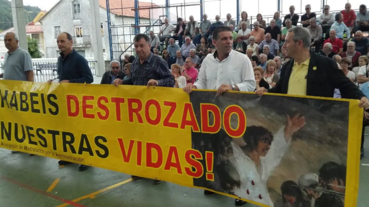 La Asociaci&oacute;n de Maltratados por la Administraci&oacute;n (AMA) en uno de sus actos reivindicativos