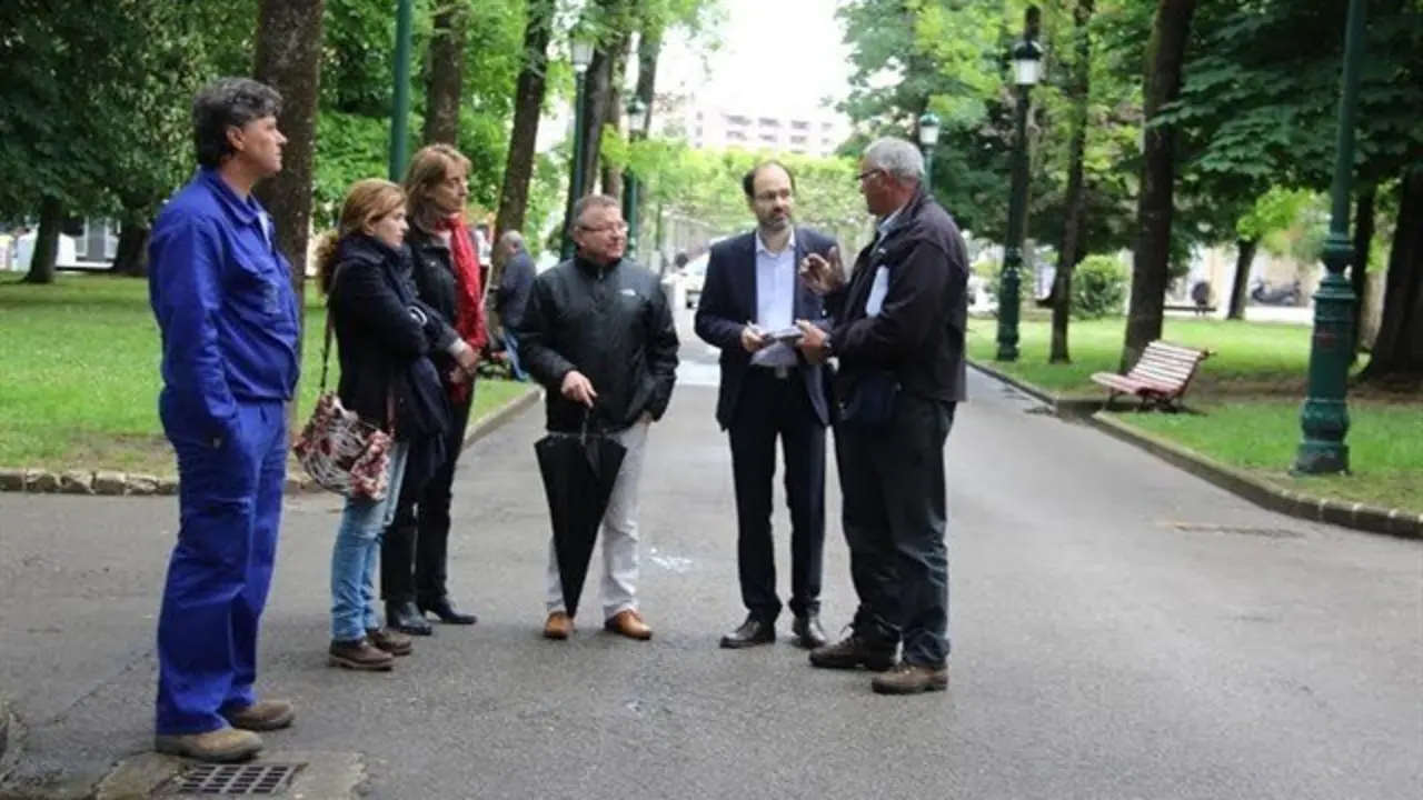 Empleados de SERCA Torrelavega junto al Concejal de Medio Ambiente y Salud p&uacute;blica