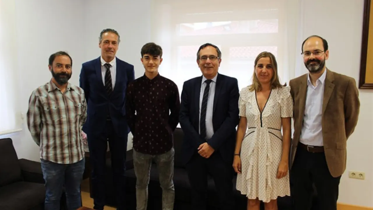 Cruz Viadero, junto a Juncal Herreros y a algunos miembros de la corporaci&oacute;n municipal en el recibimiento de Mario Garc&iacute;a Calva en el Ayuntamiento