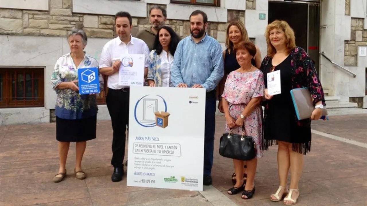 oncejal de Urbanismo y de Recogida de Residuos, Jos&eacute; Otto Oyarbide, acompa&ntilde;ado de los representantes de Ecoembes, Ana Rodr&iacute;guez; de Geaser, Jos&eacute; Luis Santos; as&iacute; como de las asociaciones de comerciantes