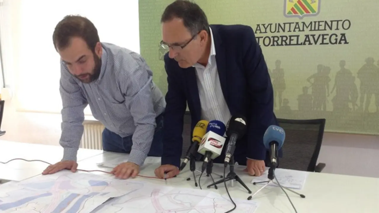 El alcalde de Torrelavega, Jos&eacute; Manuel Cruz Viadero, y el concejal de Urbanismo, Jos&eacute; Otto Oyarbide, han dado a conocer este viernes en rueda de prensa los pasos dados por PSOE-PRC para retomar este proyecto