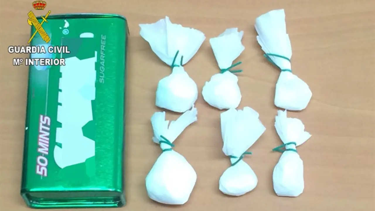 Las 6 bolsitas de coca&iacute;na incautadas por la Guardia Civil