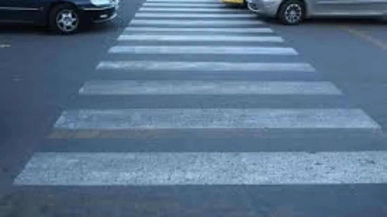 La mujer ha resultado herida tras chocar ser atropellada por un turismo en la calle Santa Luc&iacute;a