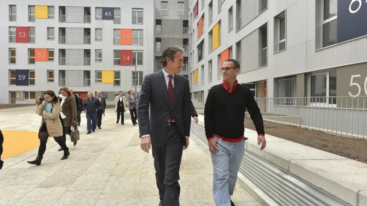 El alcalde de Santander, &Iacute;&ntilde;igo de la Serna, asiste al final de las obras de una promoci&oacute;n de viviendas protegidas de Santander