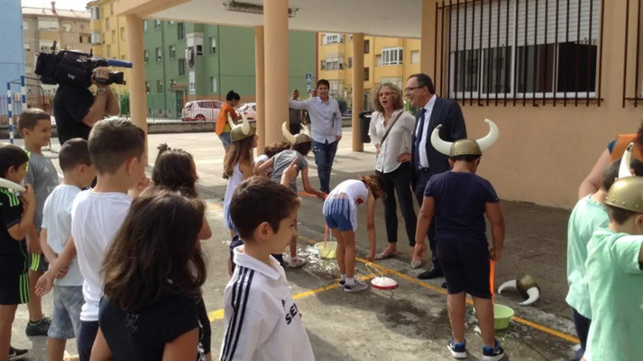 El alcalde, Jos&eacute; Manuel Cruz Viadero, junto a la concejal de Bienestar Social, Patricia Portilla, ha visitado este martes el colegio Men&eacute;ndez Pidal del Barrio Covadonga