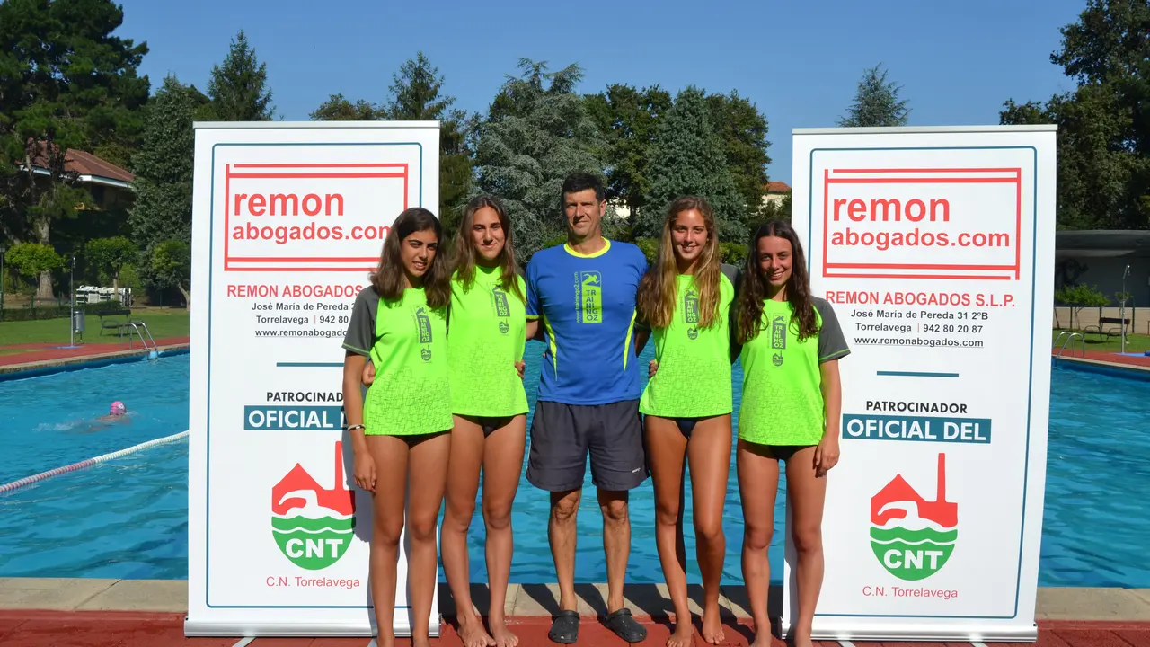 El equipo de relevo del CN Torrelavega junta a su  entrenador Bermardo bustillo en las instalaciones del C&Atilde;&shy;rculo de  Recreo.