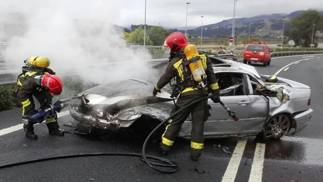 A su llegada los bomberos han extinguido las llamas y, junto a efectivos de carreteras, han realizado labores de limpieza de la v&iacute;a