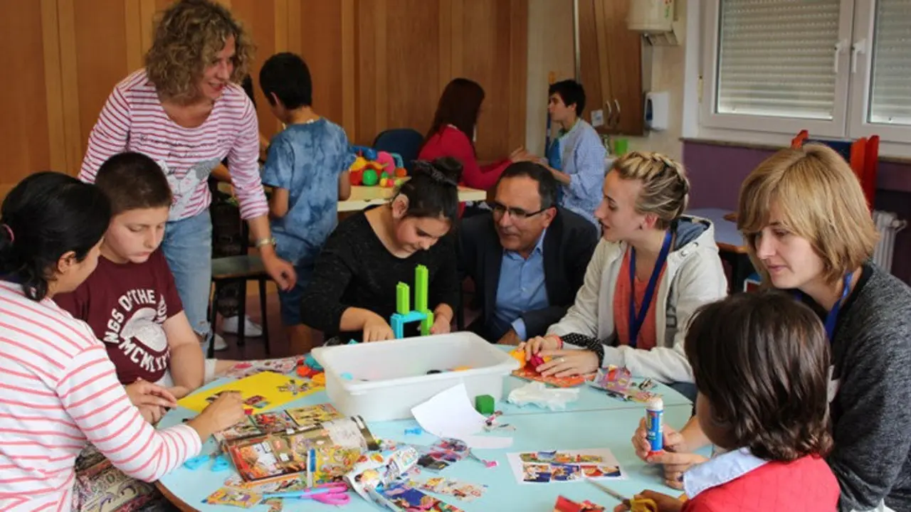 El alcalde y la concejala han visitado a los nueve alumnos que participan durante esta quincena en el programa, que se desarrolla los meses de julio y agosto en el Centro de Educaci&oacute;n Especial Fernando Arce.