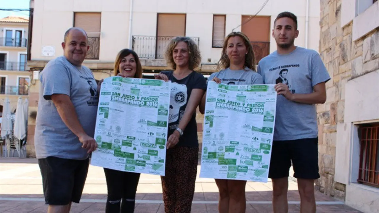 La concejala de Festejos Patricia Portilla junto a algunos miembros de la comisi&oacute;n de fiestas de Sierrapando