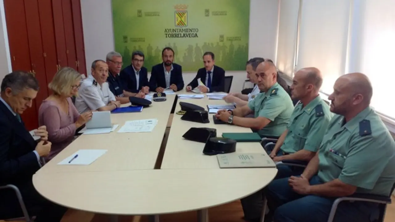 El delegado del Gobierno de Cantabria, Samuel Ruiz, junto al primer teniente alcalde de Torrelavega, Javier L&oacute;pez Estrada, el concejal de Seguridad Pedro P&eacute;rez Noriega y los responsables de la Polic&iacute;a Local, Polic&iacute;a Nacional y Guardia Civil.