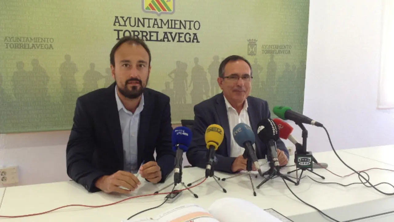 El alcalde, Jos&eacute; Manuel Cruz Viadero junto al teniente de alcalde Javier L&oacute;pez Estrada