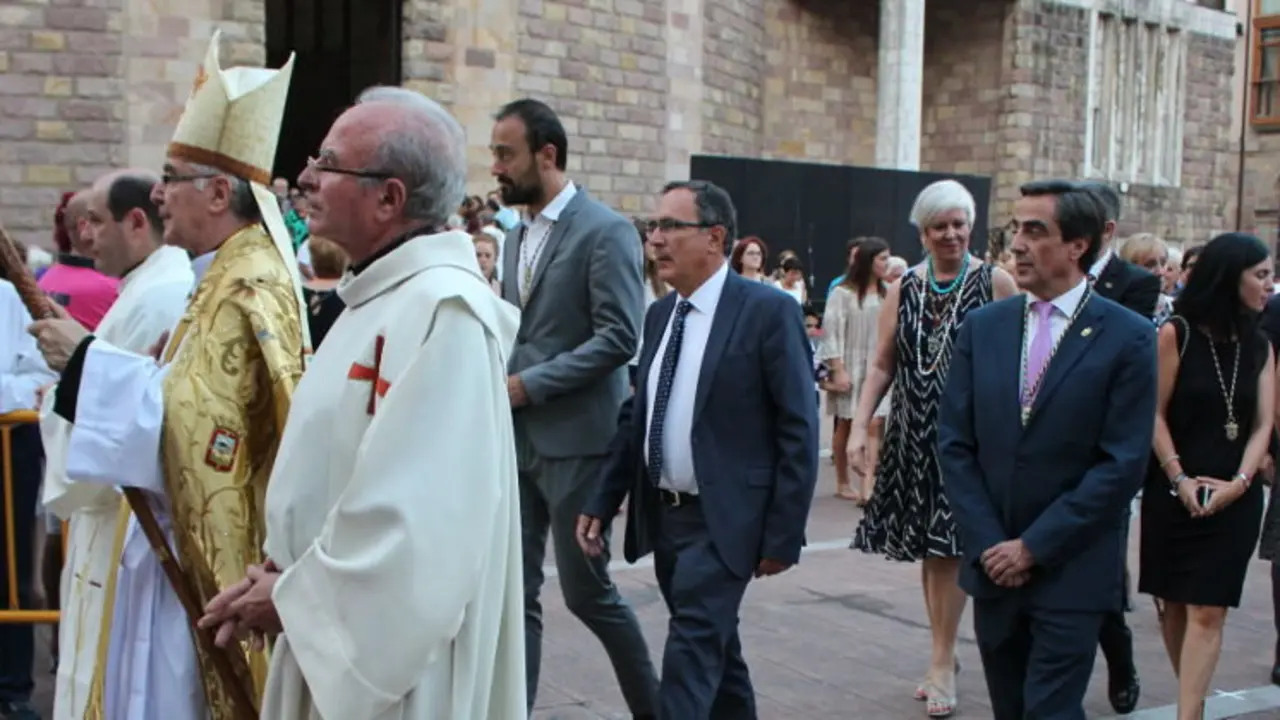 El equipo de gobierno y los portavoces de los diferentes partidos pol&iacute;ticos de la ciudad durante la procesi&oacute;n