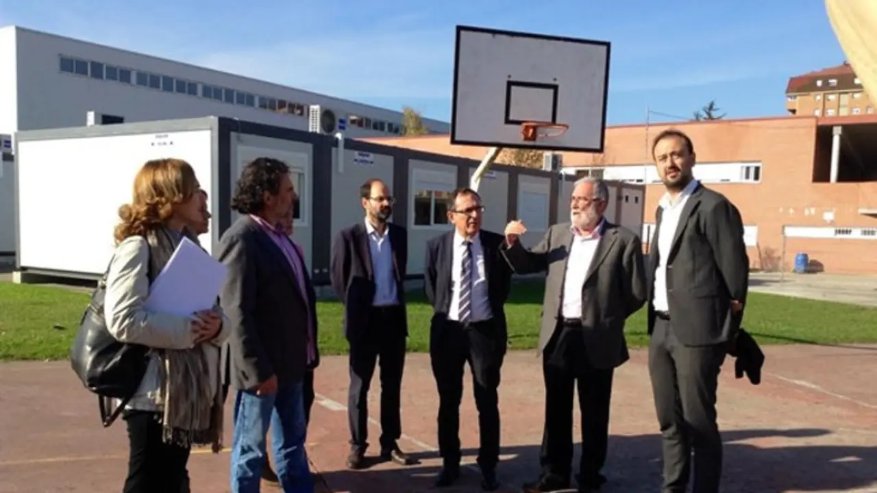 El equipo de gobierno en una visita a las instalaciones del IES Zapat&oacute;n junto al director del mismo