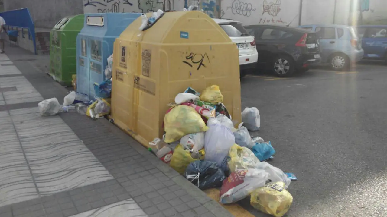 Los contenedores amarillos de Suances presentan este aspecto a media tarde