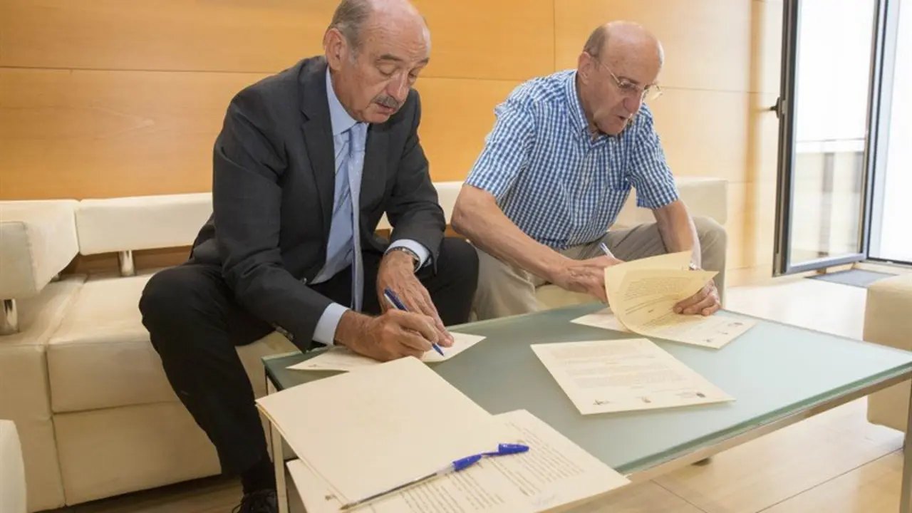 El consejero y el alcalde, durante la firma del acuerdo