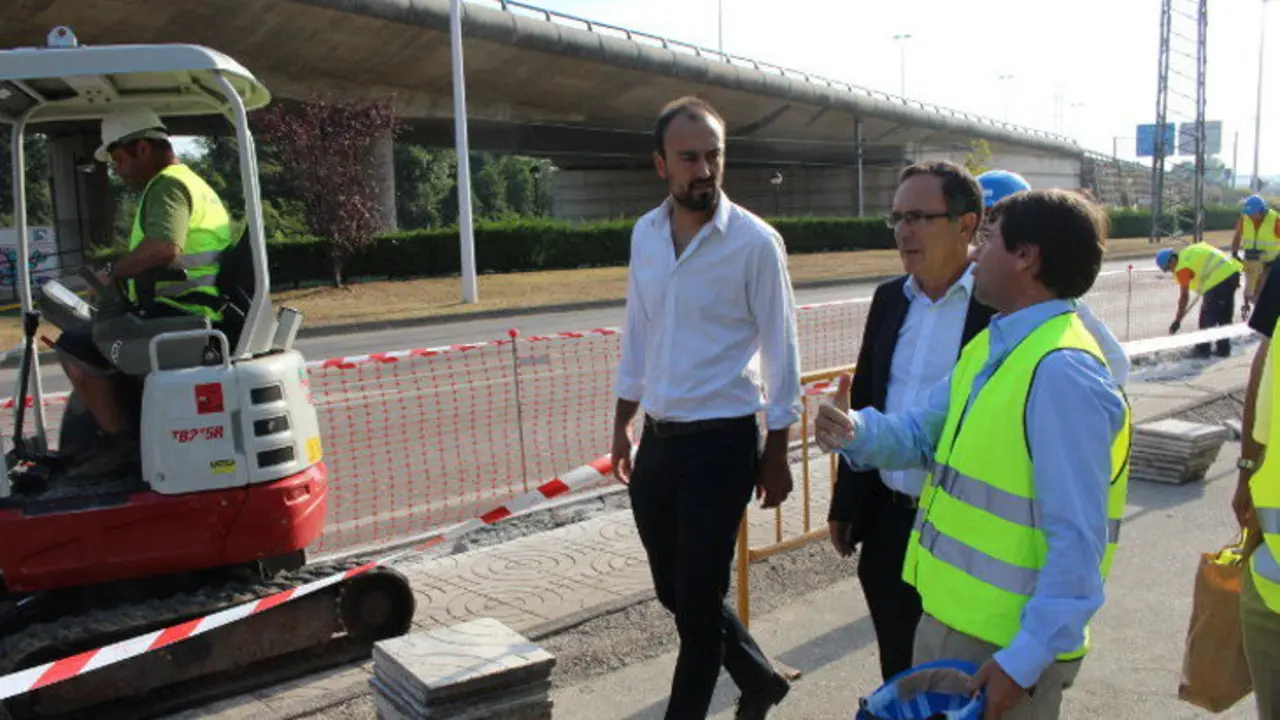 El alcalde y el teniente alcalde visitando las obras