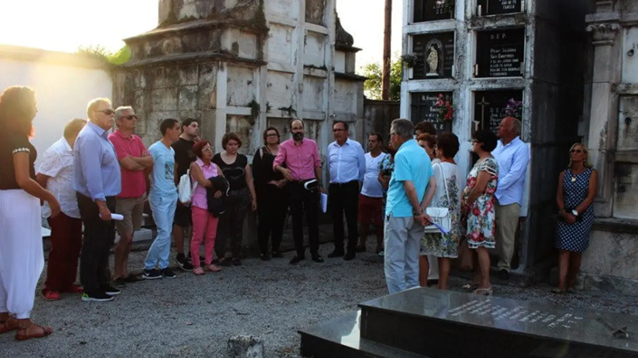 El recorrido fue guiado por el propio concejal de Parques y Cementerios, Jos&eacute; Luis Urraca, y los licenciados en Historia Fernando Rodr&iacute;guez Laso y Alberto Fuentevilla