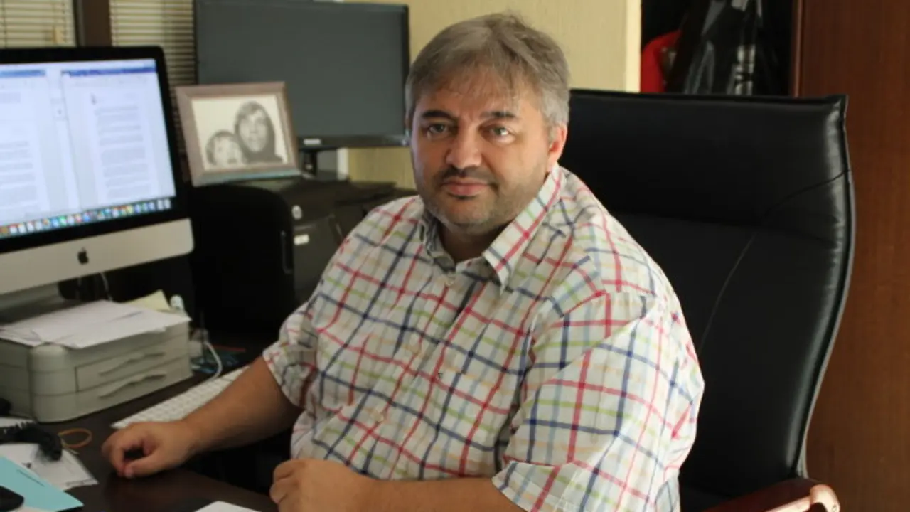 El Presidente de la Federaci&oacute;n C&aacute;ntabra de F&uacute;tbol en su despacho