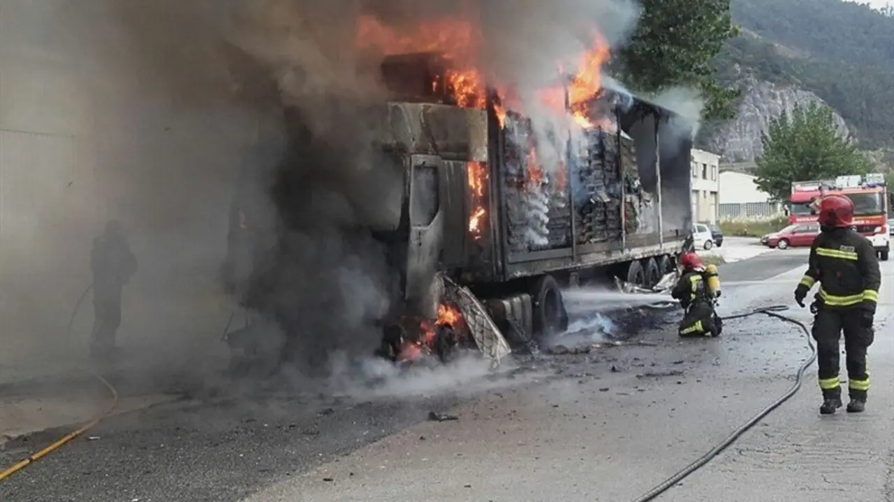 Los trabajos de extinci&oacute;n del fuego se prolongaron durante 5 horas
