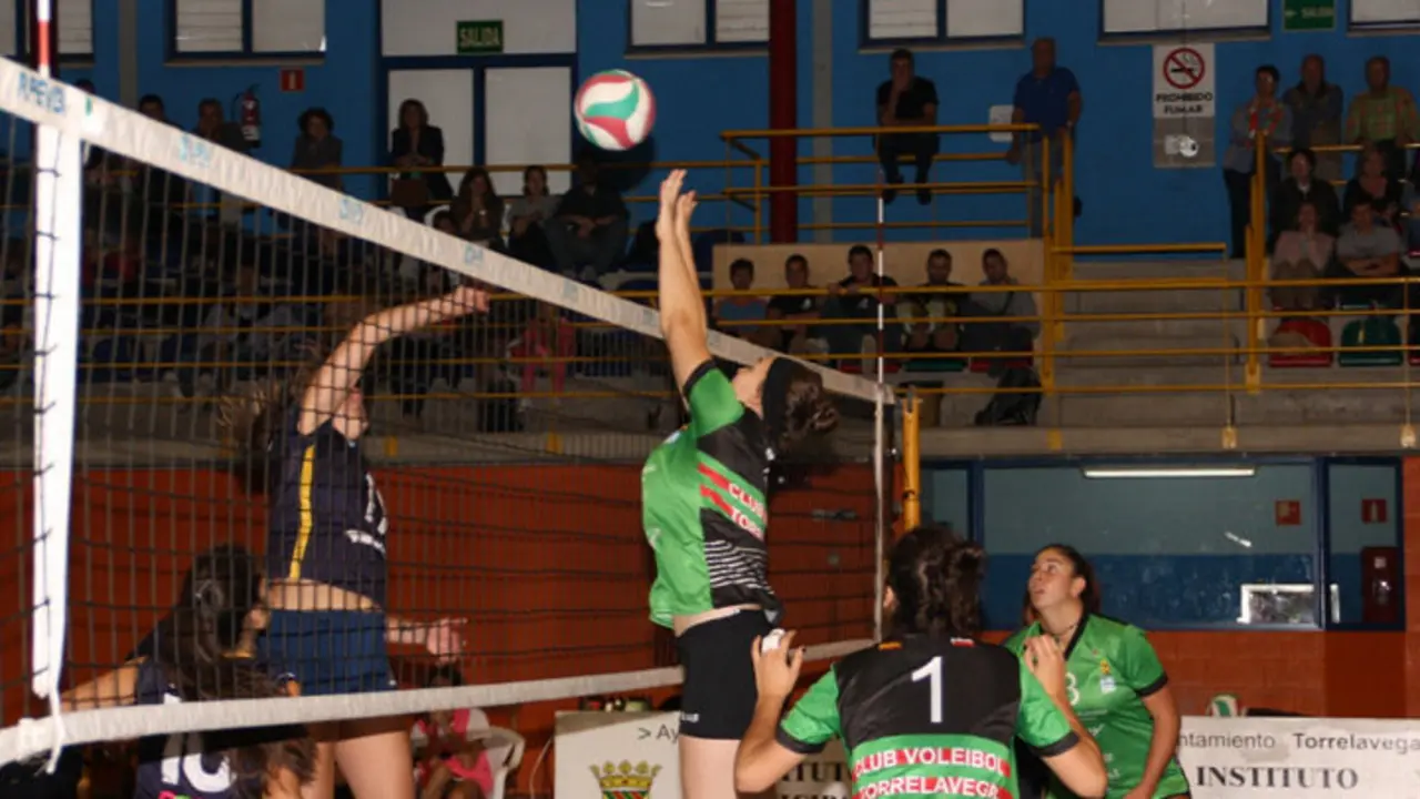 Intento de bloqueo por parte de una jugadora del CVTorrelavega