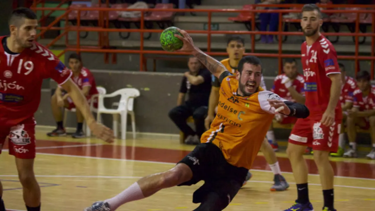 El jugador Marcos Dorado con el brazo armado para lanzar a porter&iacute;a rival