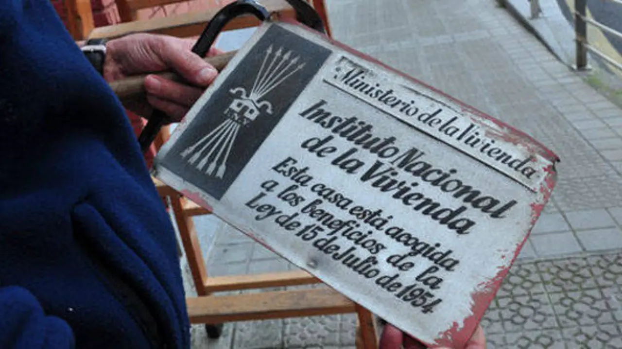 Placa franquista de las viviendas