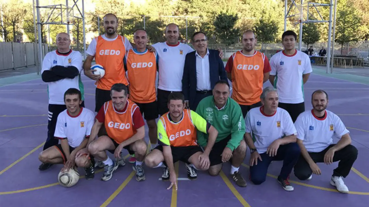 El alcalde de Torrelavega, Jos&eacute; Manuel Cruz Viadero, junto a otros miembros de la corporaci&oacute;n y la Asociaci&oacute;n de Vecinos R&iacute;o Indiana