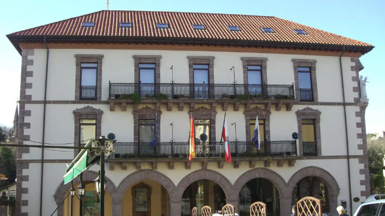 Fachada exterior del Ayuntamiento de Comillas