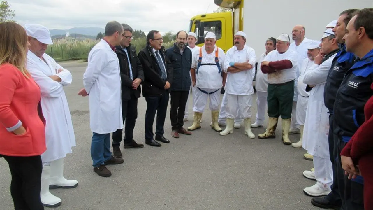 El alcalde y los trabajadores del matadero