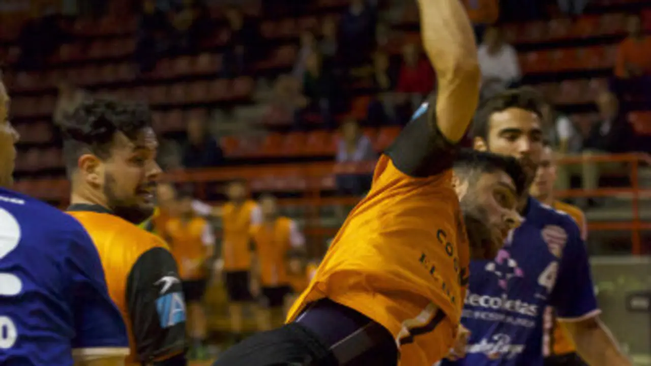 El jugador Carlos P&eacute;rez lanzando ante la oposici&oacute;n de rivales