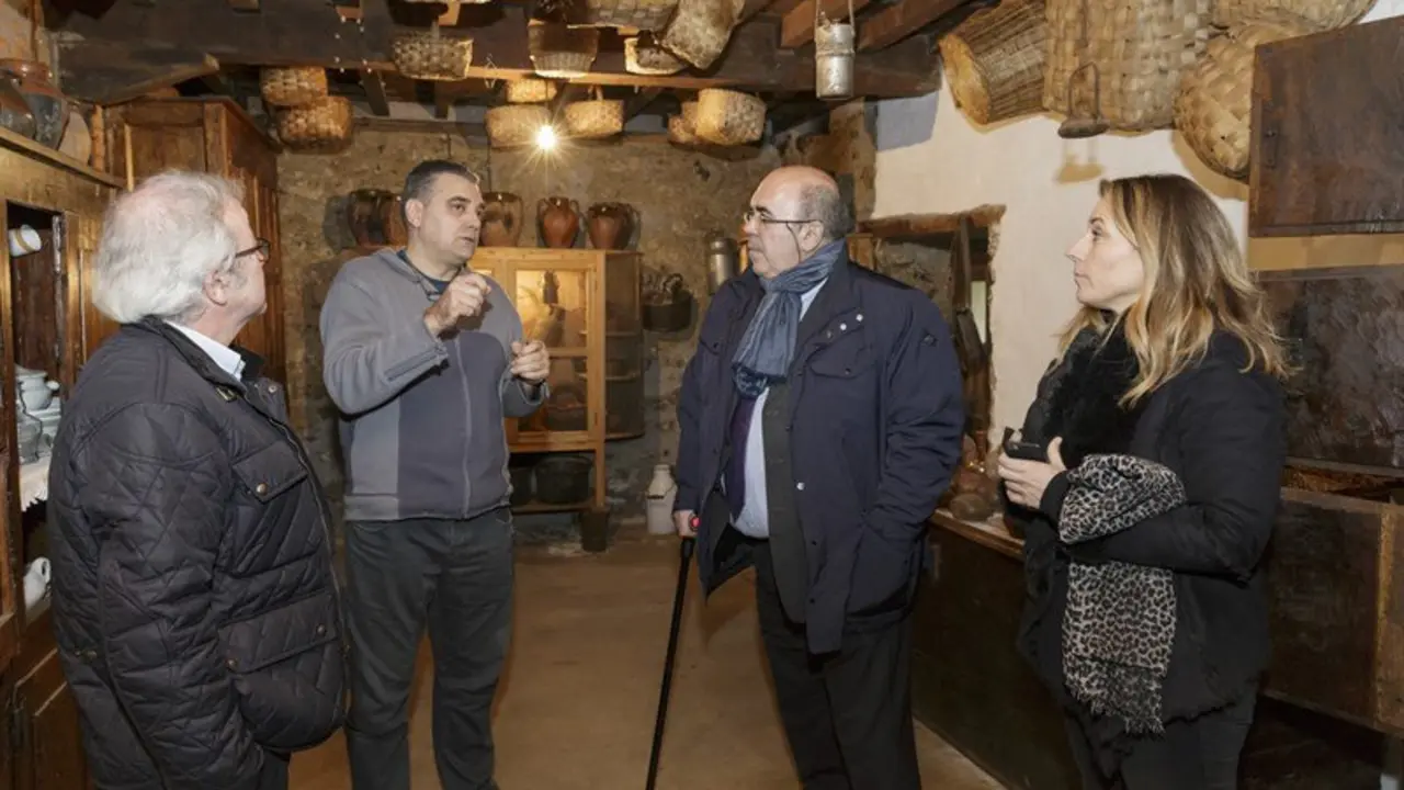 El consejero Oria durante la visita