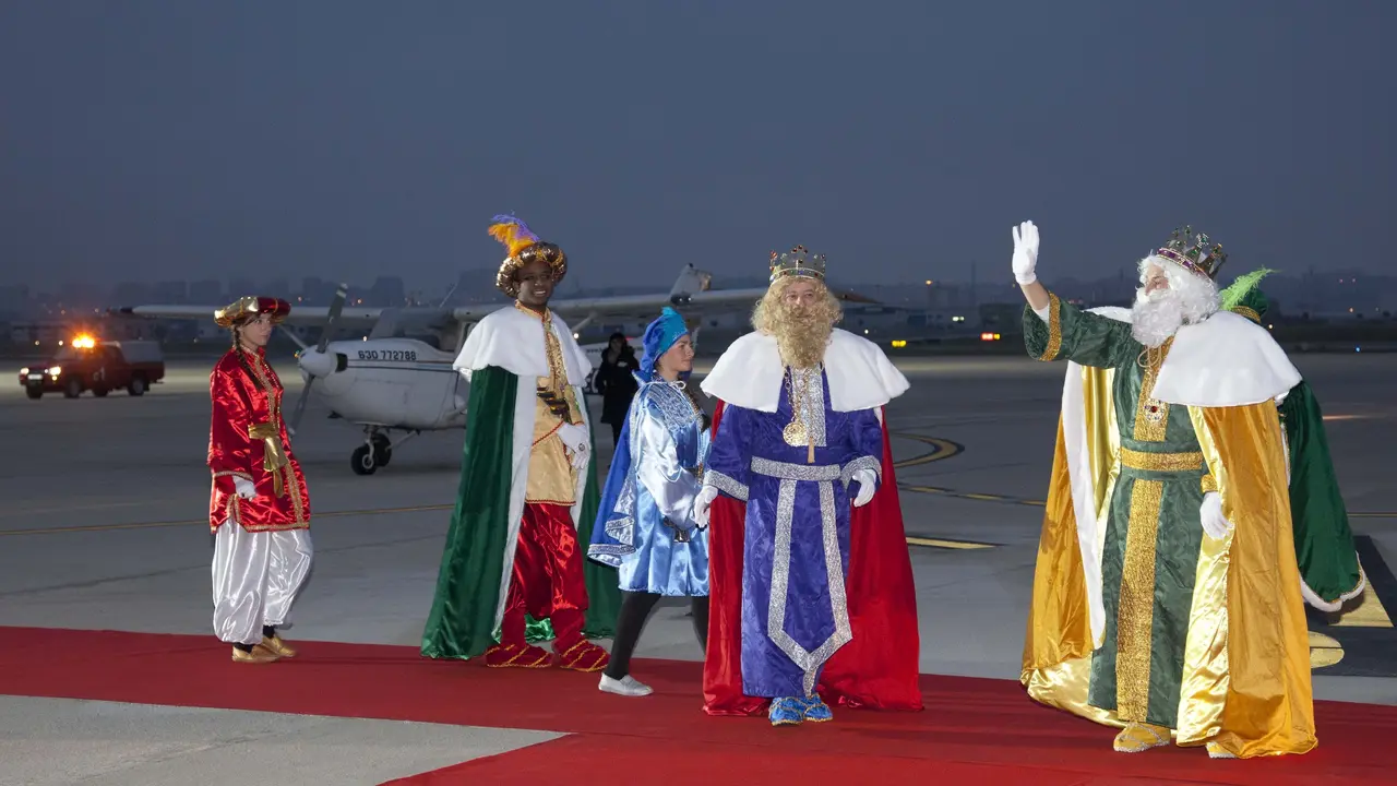 02/01/2014 Reyes Magos en Cantabria .

Cantabria est&aacute; ya preparada para recibir a los Reyes Magos que llegar&aacute;n a todos los puntos de la Comunidad Aut&oacute;noma a lo largo de este jueves, 5 de enero, y lo har&aacute;n por tierra, mar y aire.

POLITICA ESPA&Ntilde;A EUROPA CANTABRIA
AYTO 

