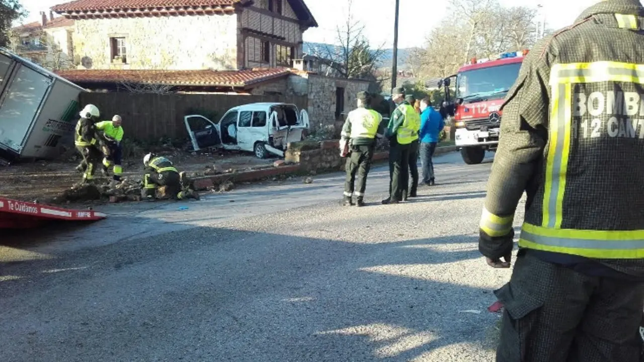Los veh&iacute;culos han terminado chocando contra una vivienda tras el accidente