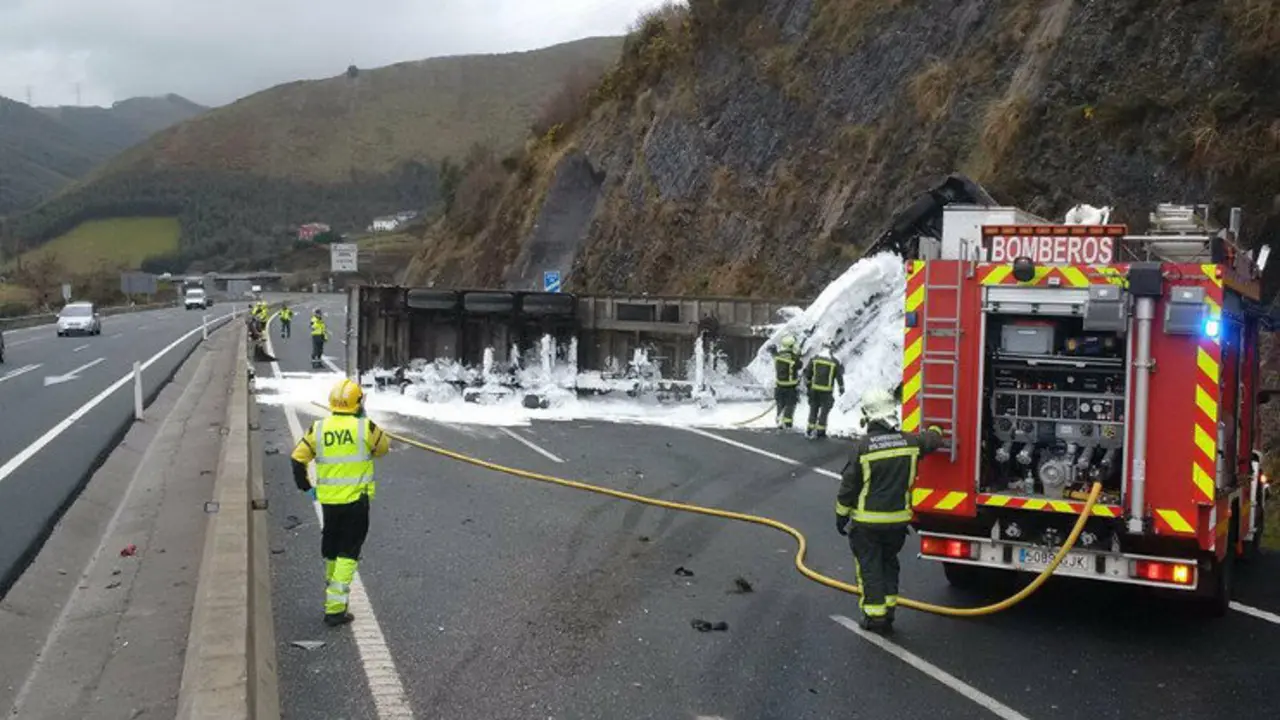 Cami&oacute;n volcado en la A-8. Foto: DYA Cantabria