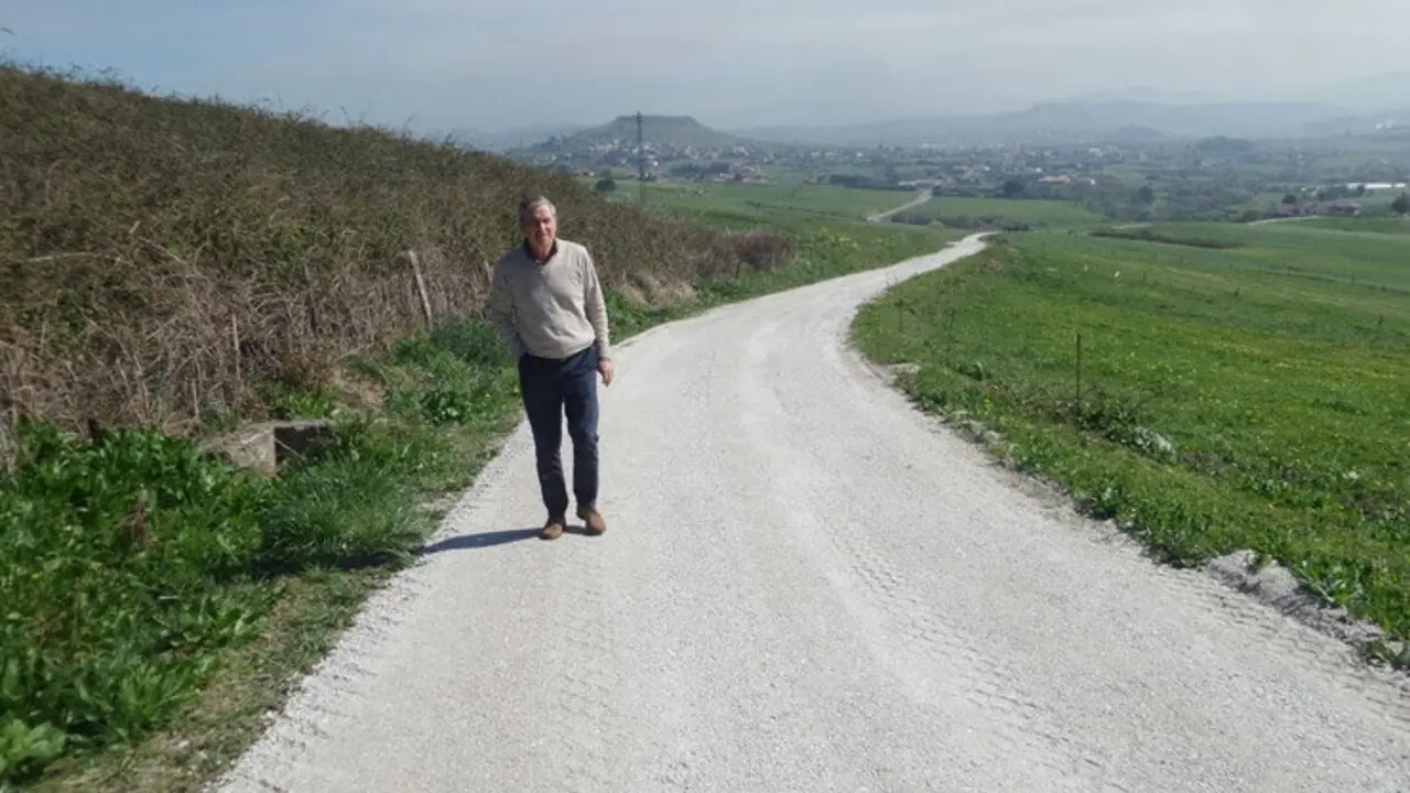 El alcalde de Suances en una visita a uno de los caminos
