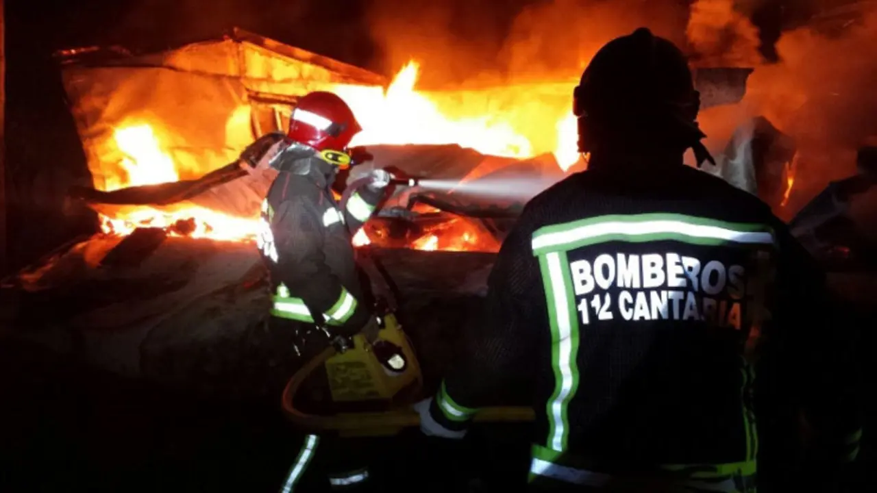 Los bomberos, durante las tareas de extinci&oacute;n