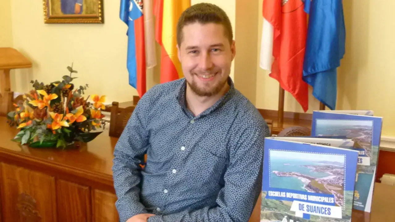 El concejal junto al nuevo &aacute;lbum