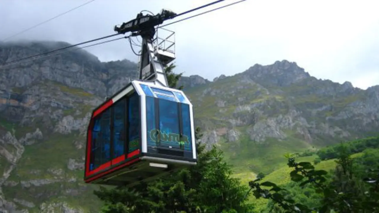 El tel&eacute;ferico de la estaci&oacute;n de Cantur en Fuente D&eacute;