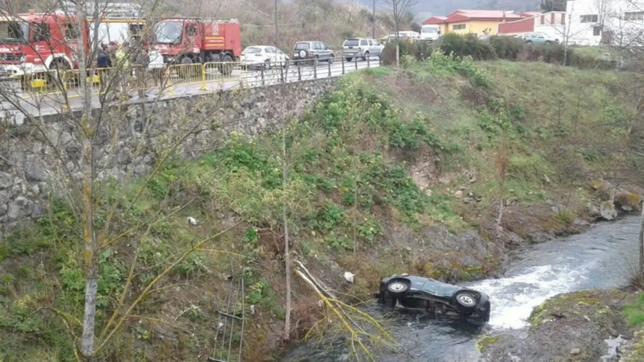 El 112 se ha encargado de sacar el coche del r&iacute;o de Potes