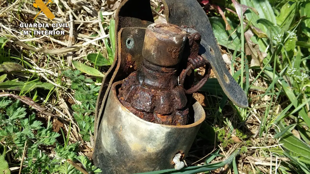 Granada localizada en Cabez&oacute;n de Li&eacute;bana


Una granada de mano con toda su carga, posiblemente de la Guerra Civil, ha sido encontrada cuando se realizaban labores de reparaci&oacute;n en una vivienda en la localidad c&aacute;ntabra de Cabez&oacute;n de Li&eacute;bana.

POLITICA ESPA&Ntilde;A EUROPA CANTABRIA
GUARDIA CIVIL