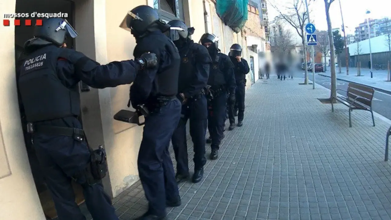 Los Mossos d'Esquadra han desarticulado dos bandas que estafaban a ancianos